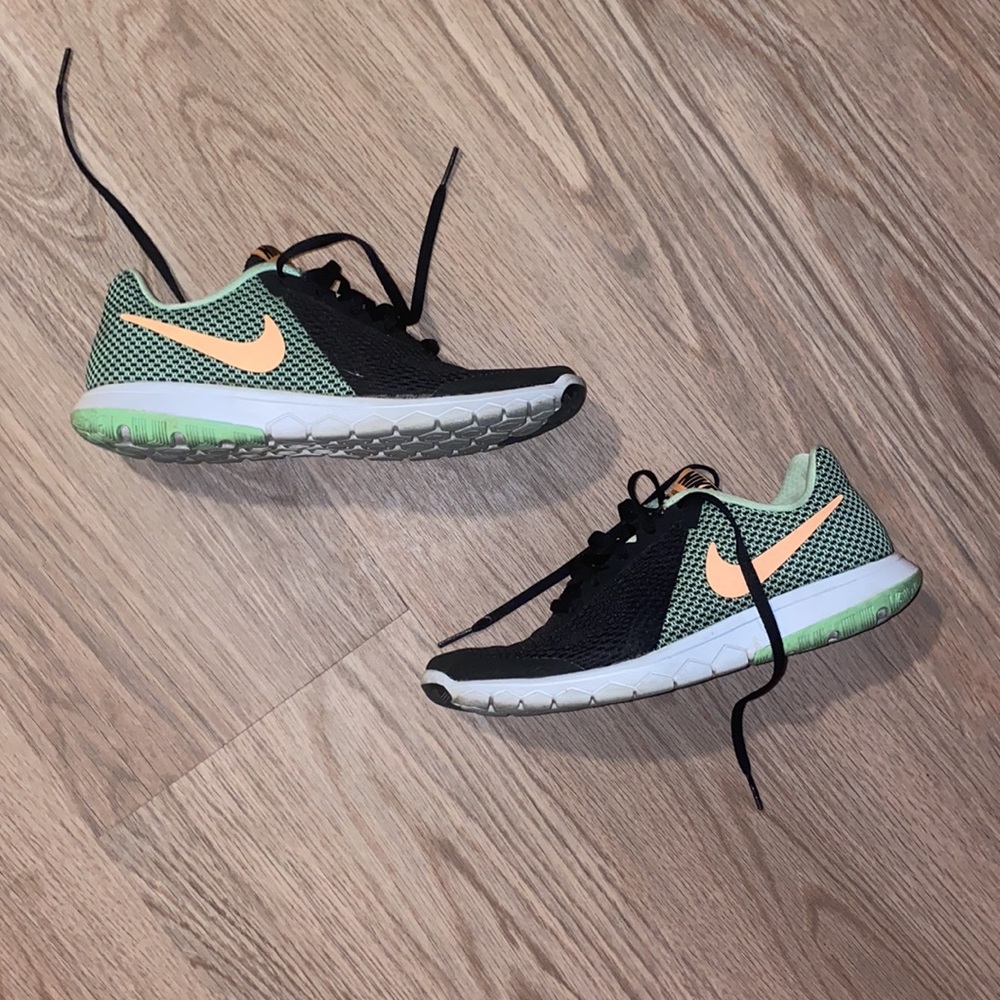 〰SOLD〰Nike Flex Experience RN 6 Black/Sunset Glow - Picture 2 of 7